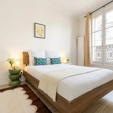 Chateau De Piolant Eiffel Tower 3*