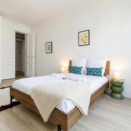 Chateau De Piolant Eiffel Tower 3* Paris