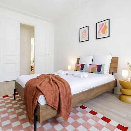 Chateau De Piolant Eiffel Tower 3*