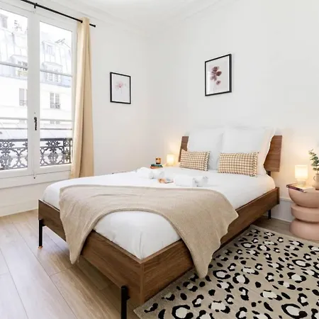 Chateau De Piolant Eiffel Tower 3* Paris